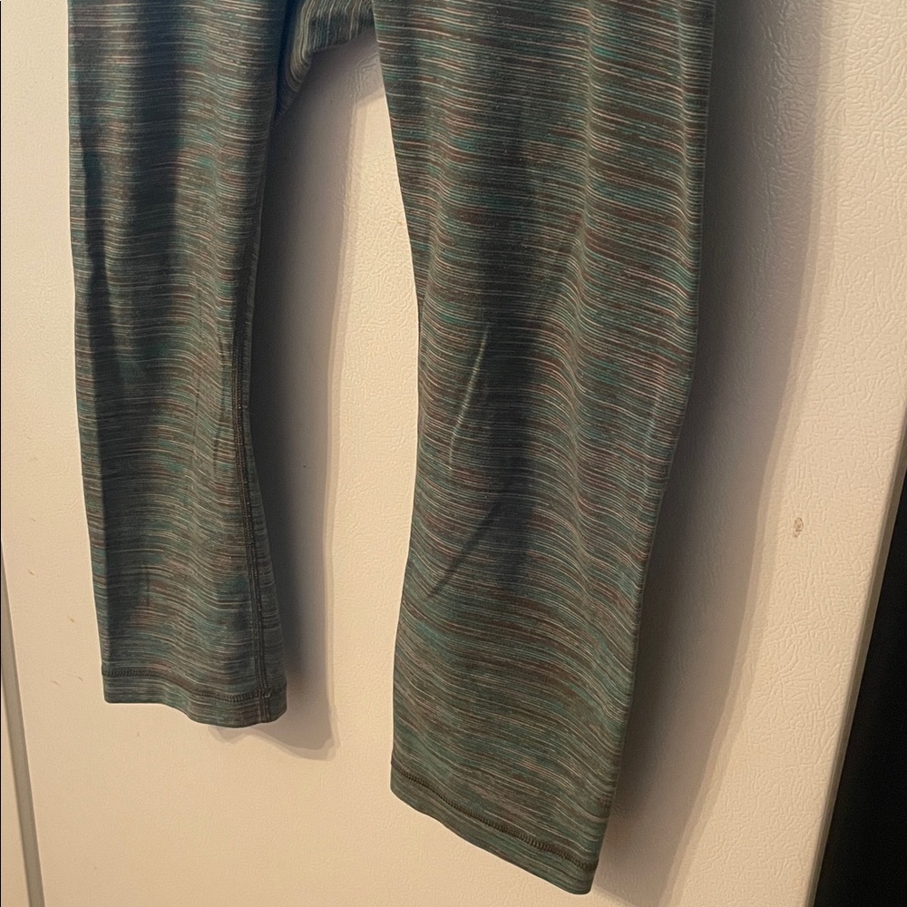 Lululemon Size 8 Women’s 21” Inseam Crop Green Turquoise Gray White Legging - Picture 3 of 9